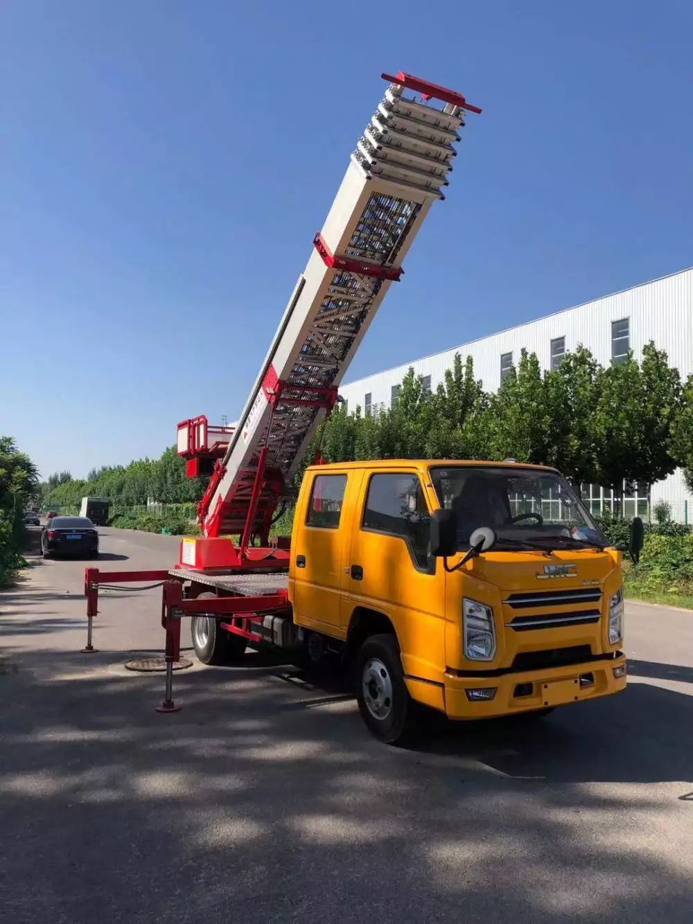 上饶广丰附近的云梯车出租服务：轻松解决高空作业需求